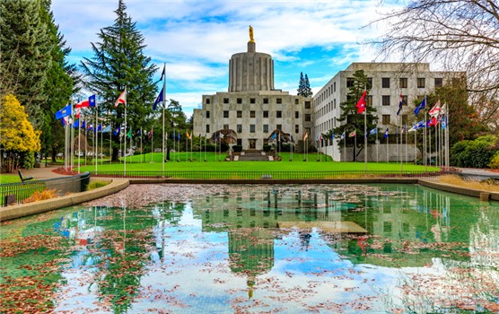 Oregon State Capitol building 350
